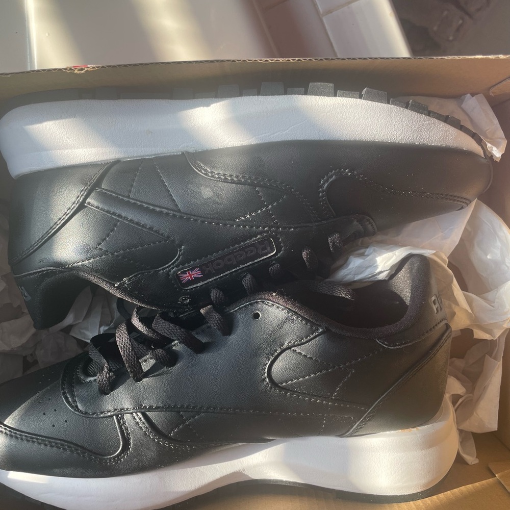 Reebok Classics Leather Size 6.5 Womens Black White/Sneakers Big Kid. Not worn.